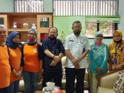 Pemberian alat protokoler kesehatan dari alumni