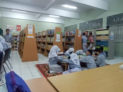 Kunjungan ke perpustakaan sekolah