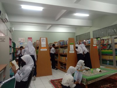 Kunjungan ke perpustakaan sekolah
